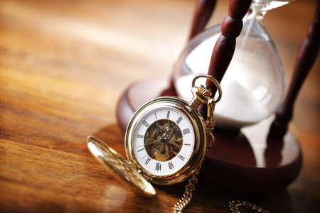 reloj antiguo Hora de vidrio o de reloj de arena con el reloj de bolsillo